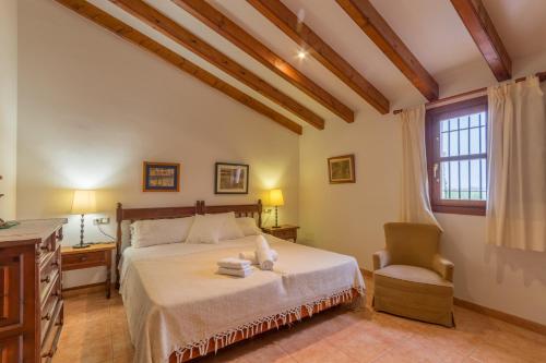 1 dormitorio con cama, escritorio y silla en Buger - 3070 Mallorca4, en Búger