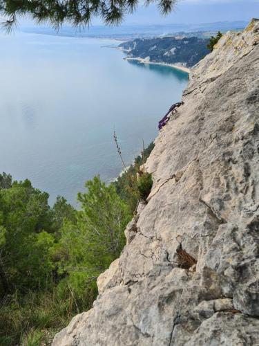 a view from the side of a rocky mountain overlooking a body of water at Affittacamere I Principi del Conero in Numana