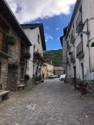 Une allée dans une petite ville avec des bâtiments dans l'établissement Casa Toronzue, à Frajén