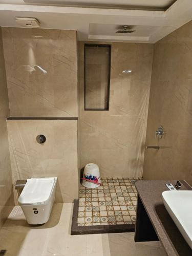Bilik mandi di Four Leaf Hotel - AKOSHA