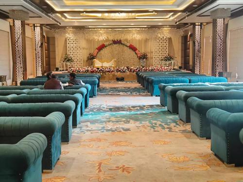 Ruang duduk di Four Leaf Hotel - AKOSHA