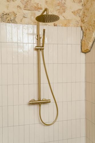 Charming & Stylish Historic Farmhouse with Poolにあるバスルーム