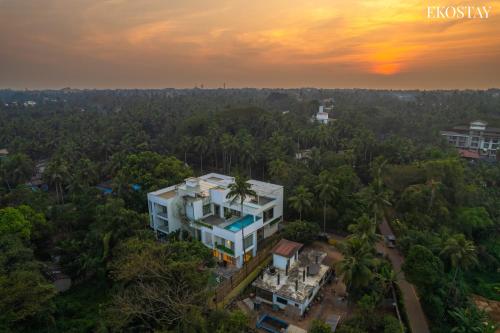 Vue aérienne d'un bâtiment au milieu d'une forêt dans l'établissement EKOSTAY Luxe I Avante Villa, à Calangute