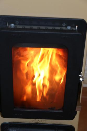 an oven with a fire inside of it at Vila Pohoda - Apartmán s vonkajšou terasou a záhradou in Belonia