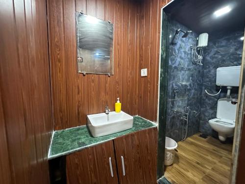 een badkamer met een wastafel en een toilet bij Hotel Grand Villa in Mumbai