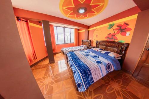 1 dormitorio con 1 cama y una pintura en la pared en Sky Lake Backpackers Hostel, en Copacabana