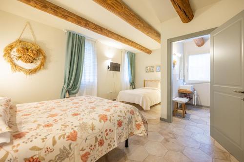 um quarto de hotel com uma cama e um quarto em Soave Country House em Angiari