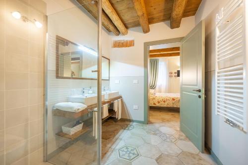 uma casa de banho com um lavatório e um chuveiro em Soave Country House em Angiari