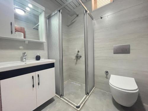 Koupelna v ubytování HOLIDAY APART 50 meters to BEACH, Sea view apartments