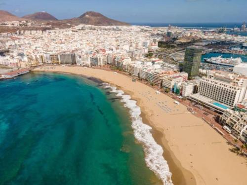 eine Luftansicht auf einen Strand und das Meer in der Unterkunft Oasis Beach by Wave Properties in Las Palmas de Gran Canaria