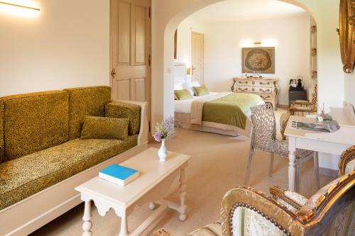 sala de estar con sofá y cama en Relais et Chateaux La Bonne Étape, en Château-Arnoux-Saint-Auban