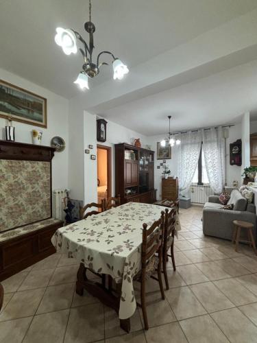 uma sala de jantar e sala de estar com mesa e cadeiras em Nini House em Scandicci