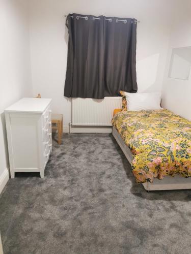 Een bed of bedden in een kamer bij Thales Home FFDBL4