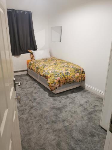 Een bed of bedden in een kamer bij Thales Home FFDBL4
