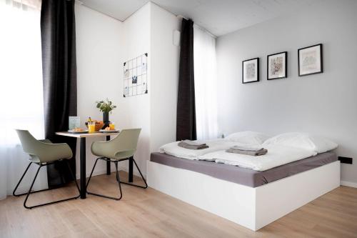Dormitorio blanco con cama y mesa en Schicke Apartments in Bonn I home2share, en Bonn
