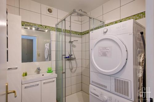a bathroom with a shower and a washing machine at Serena - Hopital Clocheville in Tours
