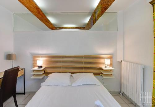 1 dormitorio con 1 cama, escritorio y 2 lámparas en Sourdillon/Hôpital Clocheville, en Tours