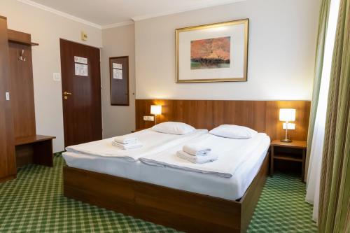 Letto o letti in una camera di Hit Hotel