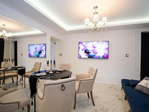 TV a/nebo společenská místnost v ubytování Paradise Center Premium Suite 2