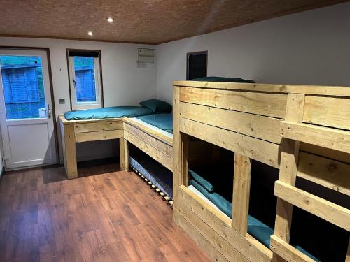 Divstāvu gulta vai divstāvu gultas numurā naktsmītnē Adventure Lodges and Retreats