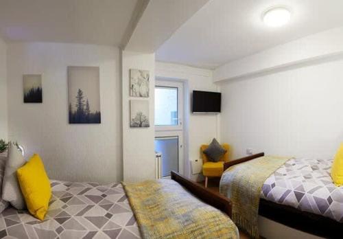 TV a/nebo společenská místnost v ubytování Leeward Apartment - Fantastic Two Bedroom Ground Floor Apartment