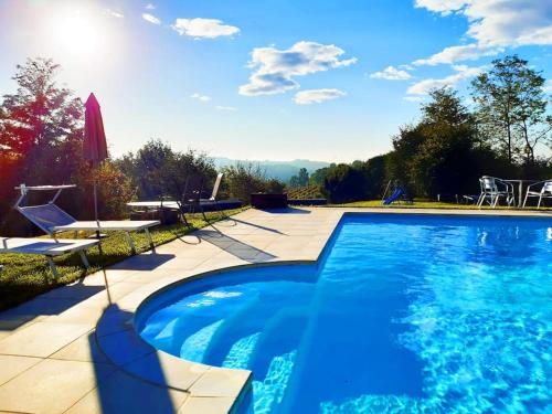 una gran piscina con agua azul en un patio en CONFINEDEISANTI B&B APARTMENT, en Moriondo Torinese