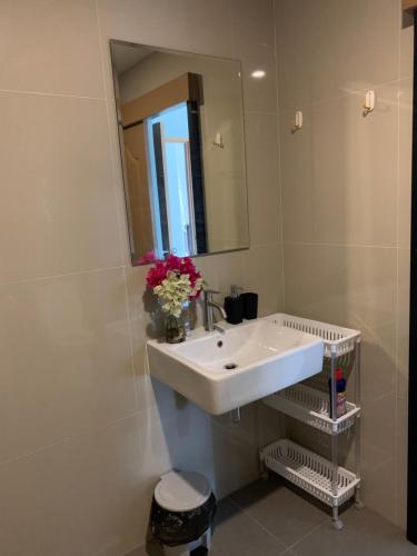 a bathroom with a sink and a mirror at Condo Centerviews Bangsaray Beach in Bang Sare
