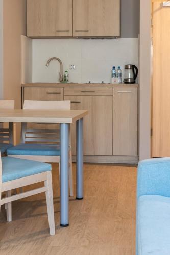 Kuchyň nebo kuchyňský kout v ubytování Hotel Cesarskie Ogrody