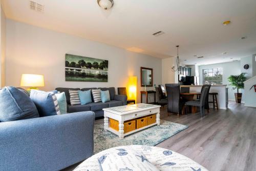 uma sala de estar com um sofá e uma mesa em 5* House 5* Resort Orlando. Location location location em Orlando