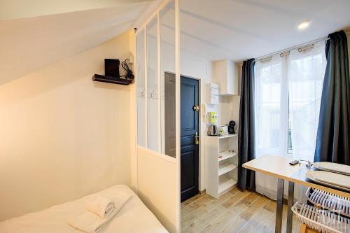 Cette petite chambre dispose d'un bureau et d'une fenêtre. dans l'établissement Linéa - Proche Gare, à Tours