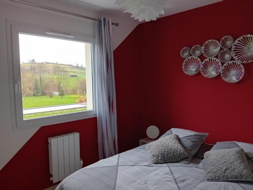 的住宿－chambre rouge privée avec piscine，红色的卧室设有床和窗户