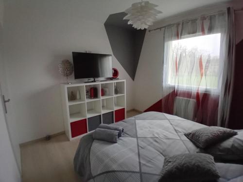 Ένα ή περισσότερα κρεβάτια σε δωμάτιο στο chambre rouge privée avec piscine