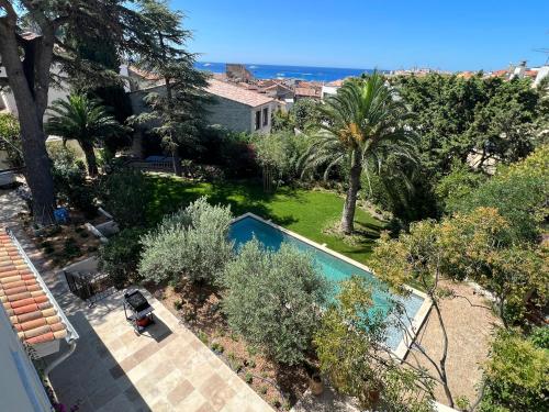 - une vue sur la cour et la piscine dans l'établissement Le petit clos St Devote par Dodo à Cassis, à Cassis