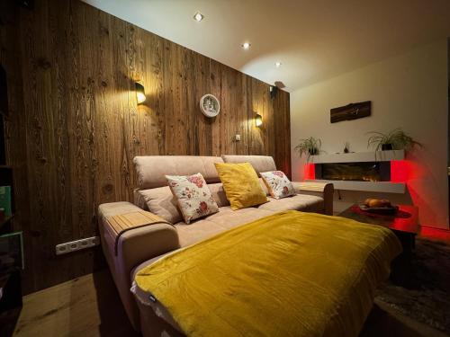 een woonkamer met een bank met gele kussens bij 3-Room Apartment with sauna and pool & walk to slopes in Saalbach Hinterglemm