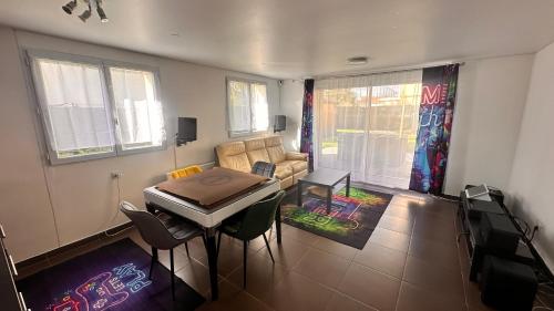 un salon avec une table et un canapé dans l'établissement Bel appartement proche Paris et Disney, à Sucy-en-Brie