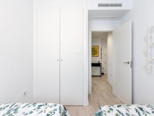 - une chambre avec des armoires blanches et un lit dans l'établissement Holi-Rent Pobladores, à Camas