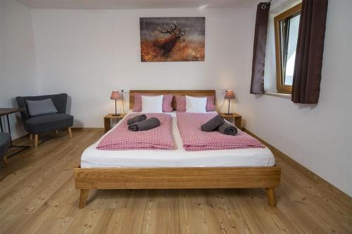 Cama o camas de una habitación en Ferienwohnung-Sonnenkopf-inmitten-der-Natur