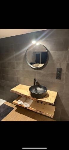 bagno con lavandino e specchio di suite l'hallali du cerf a Besançon
