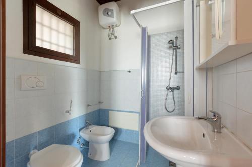 bagno con vasca, lavandino e servizi igienici di Casetta Maddalena by BarbarHouse a Campi Salentina