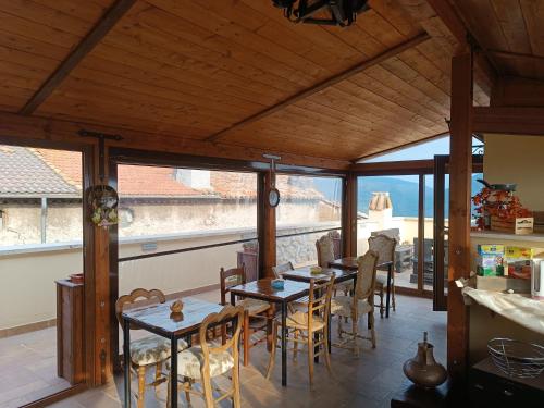 a dining room with a view of a train at La Rupe Bed and Breakfast in Norma