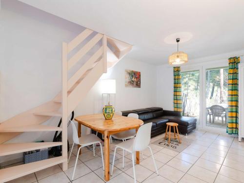 un salon avec une table et un canapé dans l'établissement Pavillon cosy 5 pers, 2 terrasses, à 150m de la plage - FR-1-409-259, à Narbonne