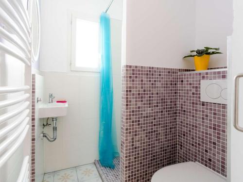 une salle de bain avec toilettes et lavabo dans l'établissement Pavillon cosy 5 pers, 2 terrasses, à 150m de la plage - FR-1-409-259, à Narbonne