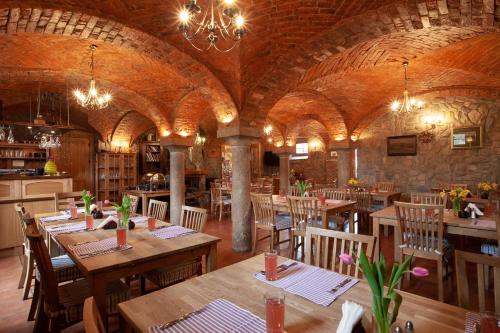 Villa Greta في شفيرجافا: مطعم بطاولات وكراسي في غرفة كبيرة