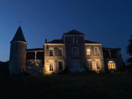 Agris的住宿－Château des Fouilloux，一座灯火通明的老房子