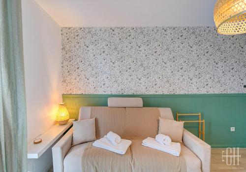 - une chambre avec un canapé et 2 serviettes dans l'établissement Le Caducé / Proche Deux Lions, à Tours