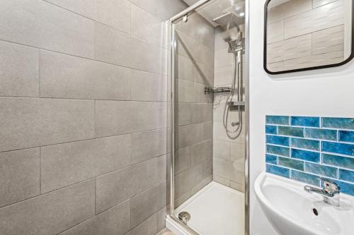 a bathroom with a shower and a sink at Luxurious 3 Bedroom Apartment in Park Estate in Nottingham