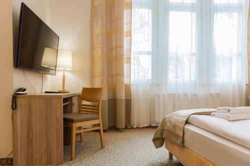 TV a/nebo společenská místnost v ubytování Hotel Cesarskie Ogrody