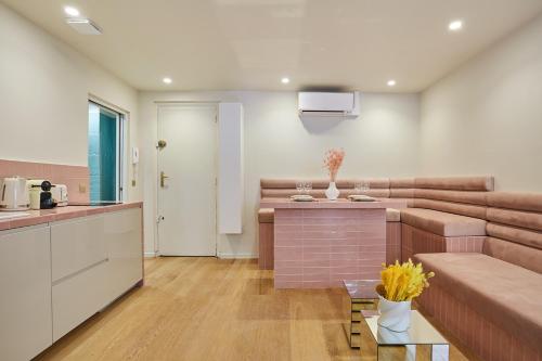 une cuisine et un salon avec un canapé et une table dans l'établissement Apartment Center of Paris by Studio prestige, à Paris