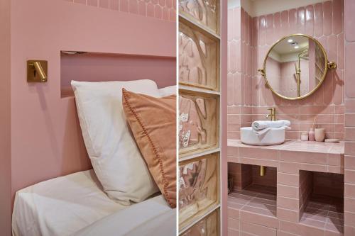 - une chambre rose avec un lit et un miroir dans l'établissement Apartment Center of Paris by Studio prestige, à Paris