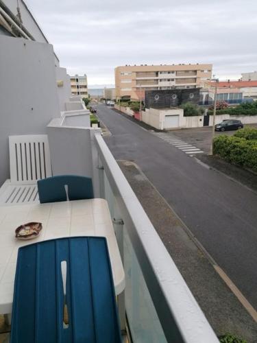 een balkon met een bank bovenop een gebouw bij Le sagittaire in Port-la-Nouvelle